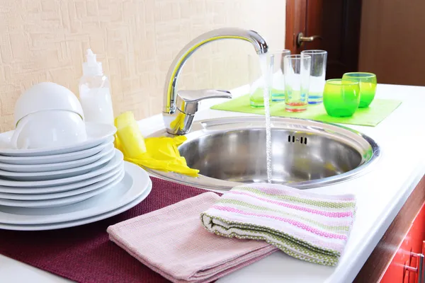 Посуда высыхает возле металлической раковины — стоковое фото