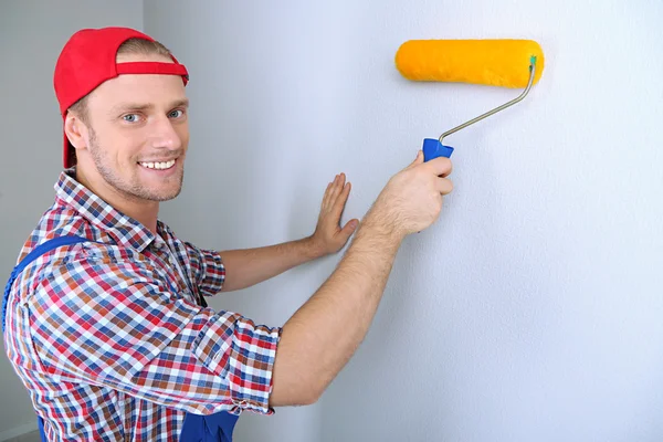 Portret van de jonge voorman in de kamer — Stockfoto