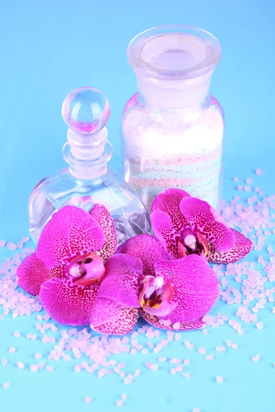 Vakkert spa-setting med orkideen på blå bakgrunn – stockfoto