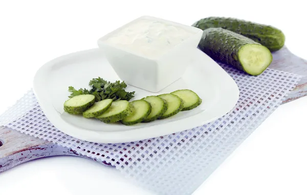 Komkommer yoghurt in kom, op wit, geïsoleerd op wit — Stockfoto