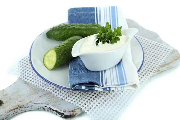 Gurkenjoghurt im Untersetzer, auf farbiger Serviette, isoliert auf weißer — Stockfoto