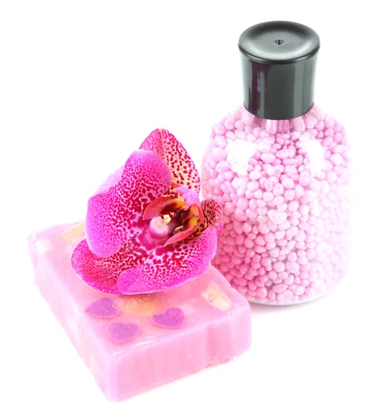 Mořská sůl, mýdlo a orchidej izolovaných na bílém — Stock fotografie