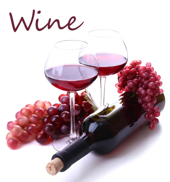 Бокалы с красным вином, виноградом и бутылкой, изолированные на белом — стоковое фото