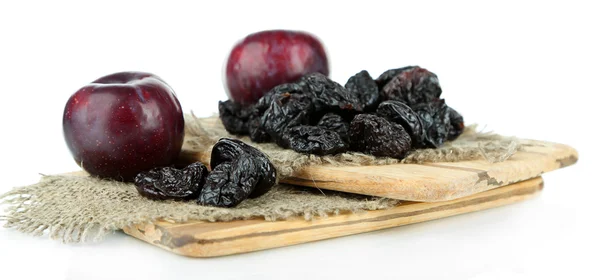 Prugne fresche e secche su tavola di legno, isolate su bianco — Foto Stock