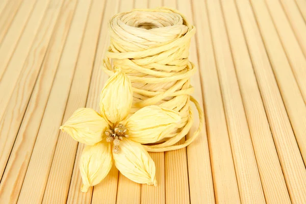 Decorative straw for hand made and flower of straw, on wooden background — Stock Photo, Image