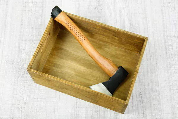 Инструмент в деревянной коробке, на цветном фоне — стоковое фото