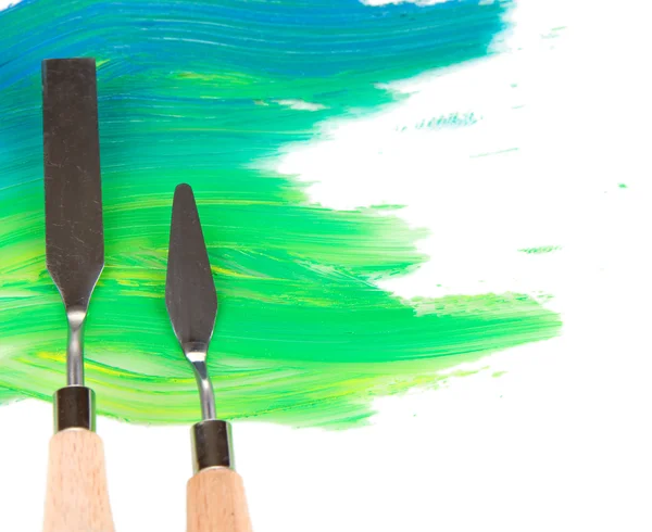 Ножи для рисования палитры с отделкой краски на белом — стоковое фото