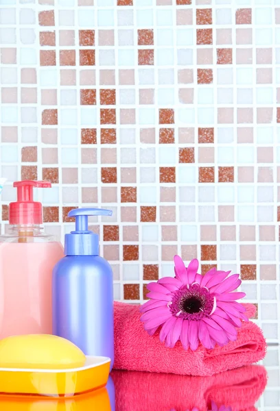 化粧品、モザイク タイル背景上の浴室のアクセサリ — ストック写真