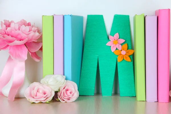 Shelf decorated with handmade knit letter — Stock Photo, Image