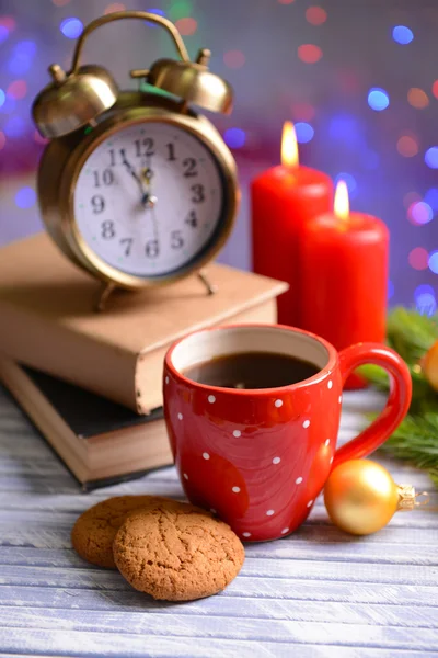 Komposition von Buch mit Tasse Kaffee und Weihnachtsdekoration auf Tisch auf hellem Hintergrund — Stockfoto