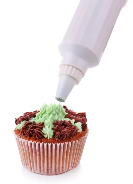 Confeiteiro decoração saboroso cupcake com creme de manteiga, isolado em branco — Fotografia de Stock
