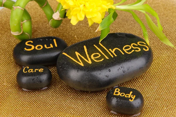 Wellness-Steine auf goldenem Hintergrund — Stockfoto