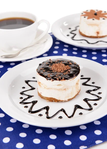 Süße Kuchen mit Schokolade auf dem Teller in Großaufnahme — Stockfoto