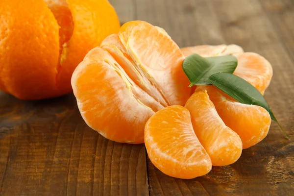 Ripe tangerines on wooden background — Stock Photo, Image