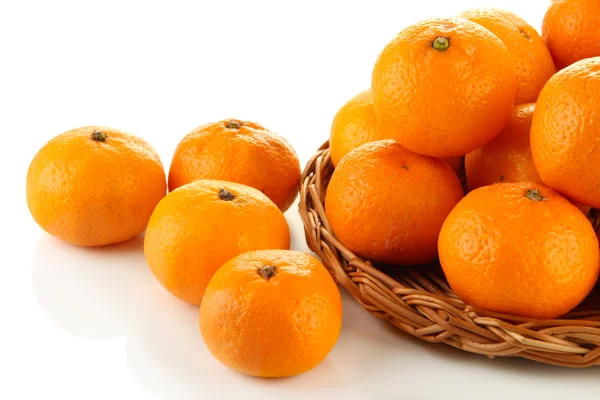 Mandarini maturi su piedistallo di vimini isolato su bianco — Foto Stock