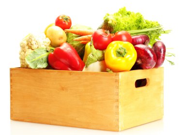 Tahta kutuda taze sebzeler.