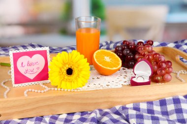 Oda arka plan üzerinde Sevgililer günü yatakta kahvaltı