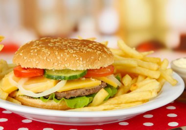 parlak zemin üzerine kızarmış patates ile lezzetli peynirli burger