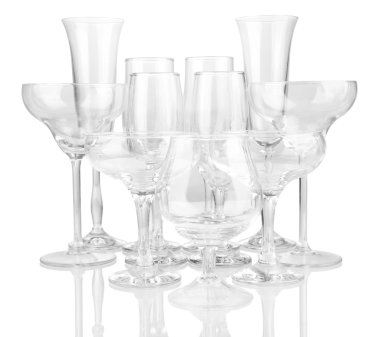 kokteyl ve şarap gözlük, gri arka plan üzerinde