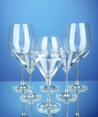 kokteyl ve şarap gözlük, mavi zemin üzerine