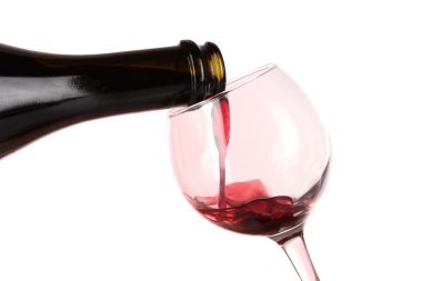 şarap cam içine pembe bir arka plan dökülür.