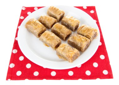 plaka üzerinde beyaz izole tatlı baklava