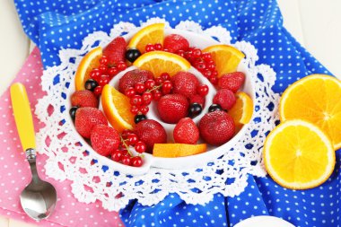 plaka üzerinde ahşap masa yakın çekim yararlı meyve salatası