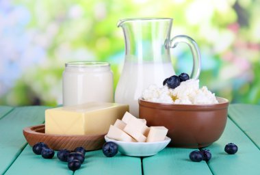 doğal zemin üzerine ahşap masa üzerinde blueberry ile taze süt ürünleri