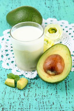 ahşap zemin üzerinde taze avokado smoothie
