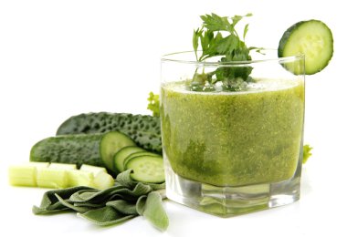 yeşil sebze suyu ve sebzeler üzerinde beyaz izole cam