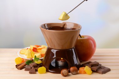 çikolata fondü meyve üzerinde açık renkli ahşap tablo