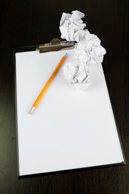 kalem ve Pano ahşap zemin üzerinde buruşuk kağıt topları