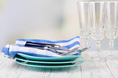 açık renkli ahşap tablo üzerinde temiz yemekler