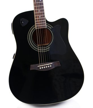 akustik gitar üzerinde beyaz izole