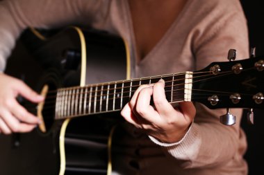 akustik gitar eller, yakın çekim