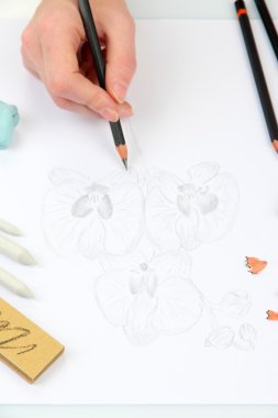 el ile profesyonel sanat malzemeleri bir kroki çizer