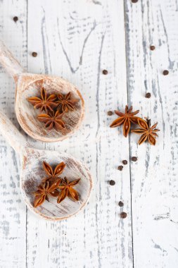 yıldız anason, tahta kaşık, ahşap zemin üzerinde