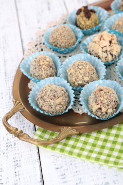 çikolata şekerleme, tepsi, renk ahşap zemin üzerinde bir dizi