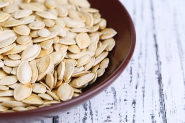 ahşap zemin üzerinde kase kabak çekirdeği