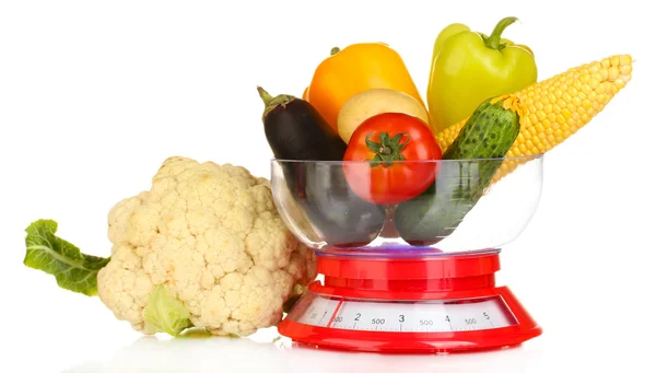 Verduras frescas maduras en las escamas de la cocina aisladas en blanco — Foto de Stock