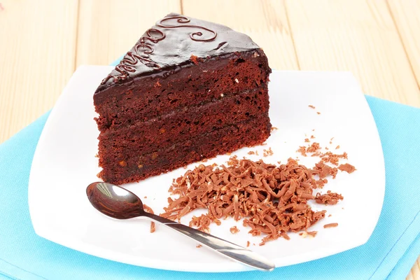 Ahşap masa üstünde çikolata sacher pastası — Stok fotoğraf