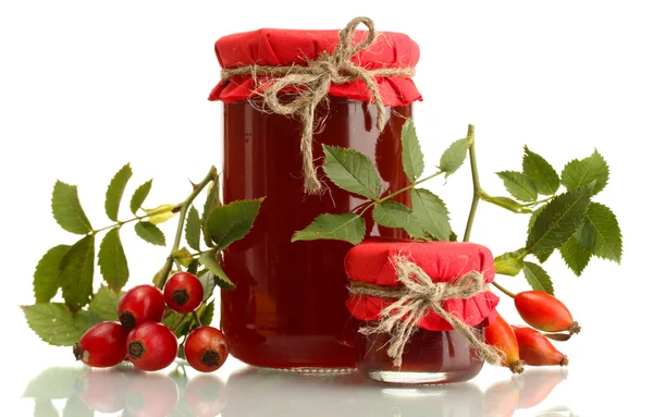 Vasi con marmellata di rose anca e frutti di bosco maturi, isolati su bianco — Foto Stock