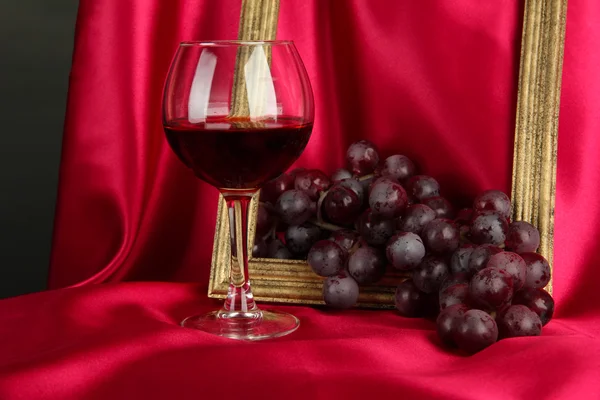 Zusammensetzung von Rahmen, Wein und Trauben auf hellem Hintergrund — Stockfoto