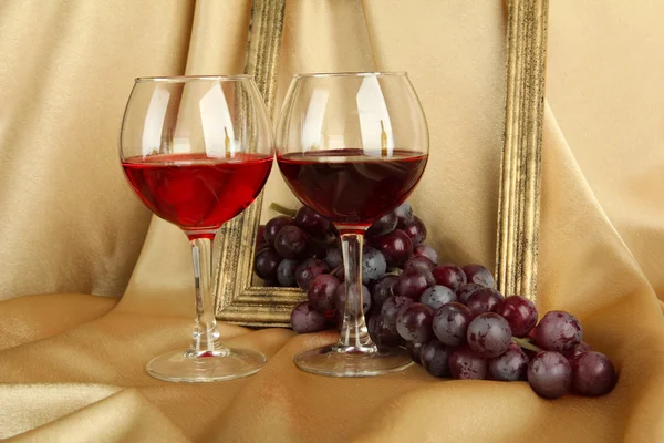 Samenstelling van frame, wijn en druiven op lichte achtergrond — Stockfoto