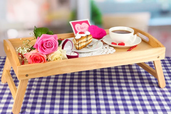 Frukost på sängen på alla hjärtans dag på rummet bakgrund — Stockfoto