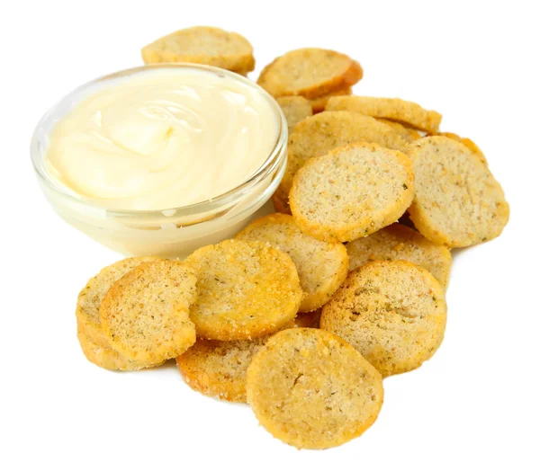 Crackers en saus, geïsoleerd op wit — Stockfoto
