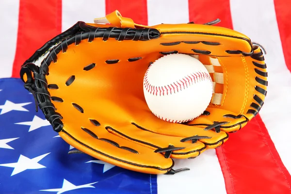 Beysbol eldiveni ve Amerikan bayrağı arka plan üzerinde topu — Stok fotoğraf