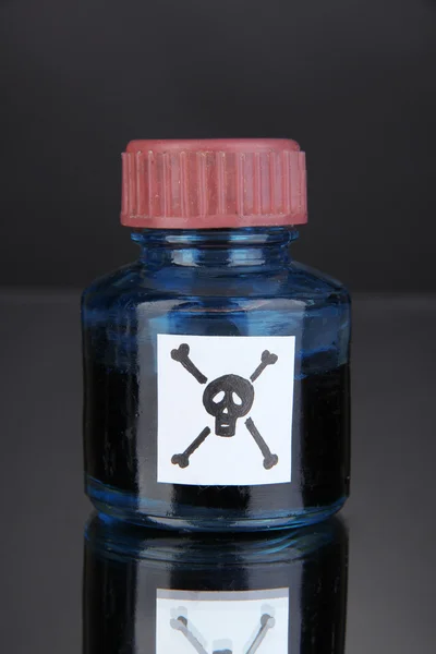 Tödliches Gift in Flasche auf schwarzem Hintergrund — Stockfoto