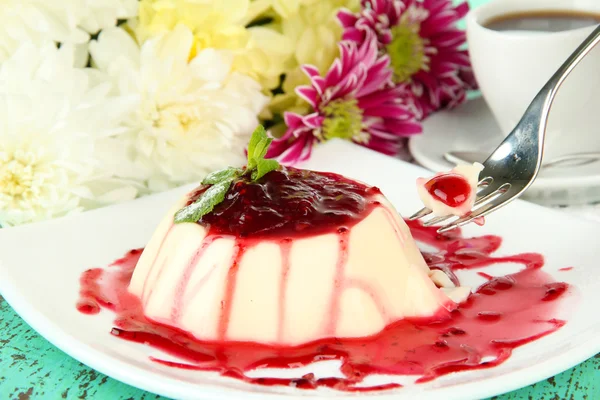 Panna Cotta con salsa di lamponi, su sfondo di legno a colori — Foto Stock