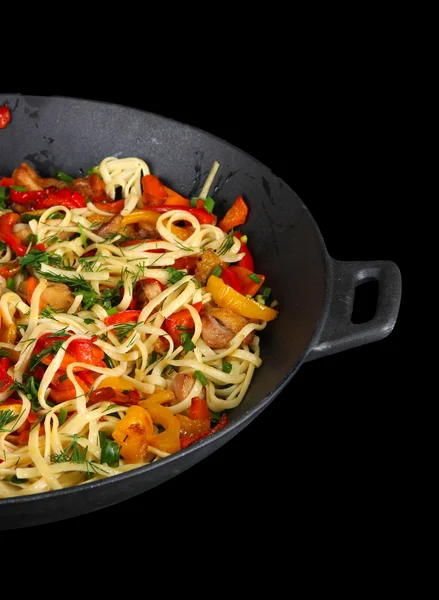 Tagliatelle con verdure sul wok isolate sul nero — Foto Stock